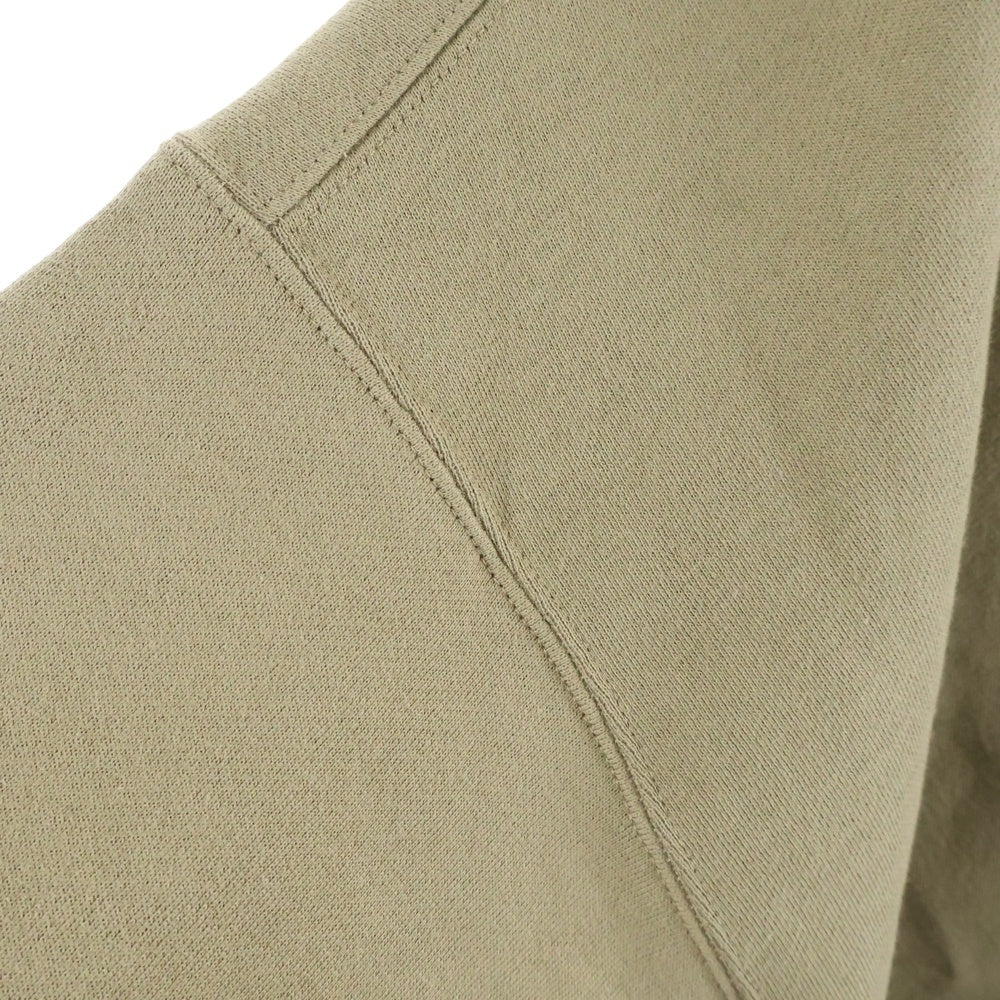 FEAR OF GOD ESSENTIALS(フィアオブゴッド エッセンシャルズ) MOCK NECK SWEATSHIRT フェルトロゴ ハイネックスウェットトレーナー ベージュ