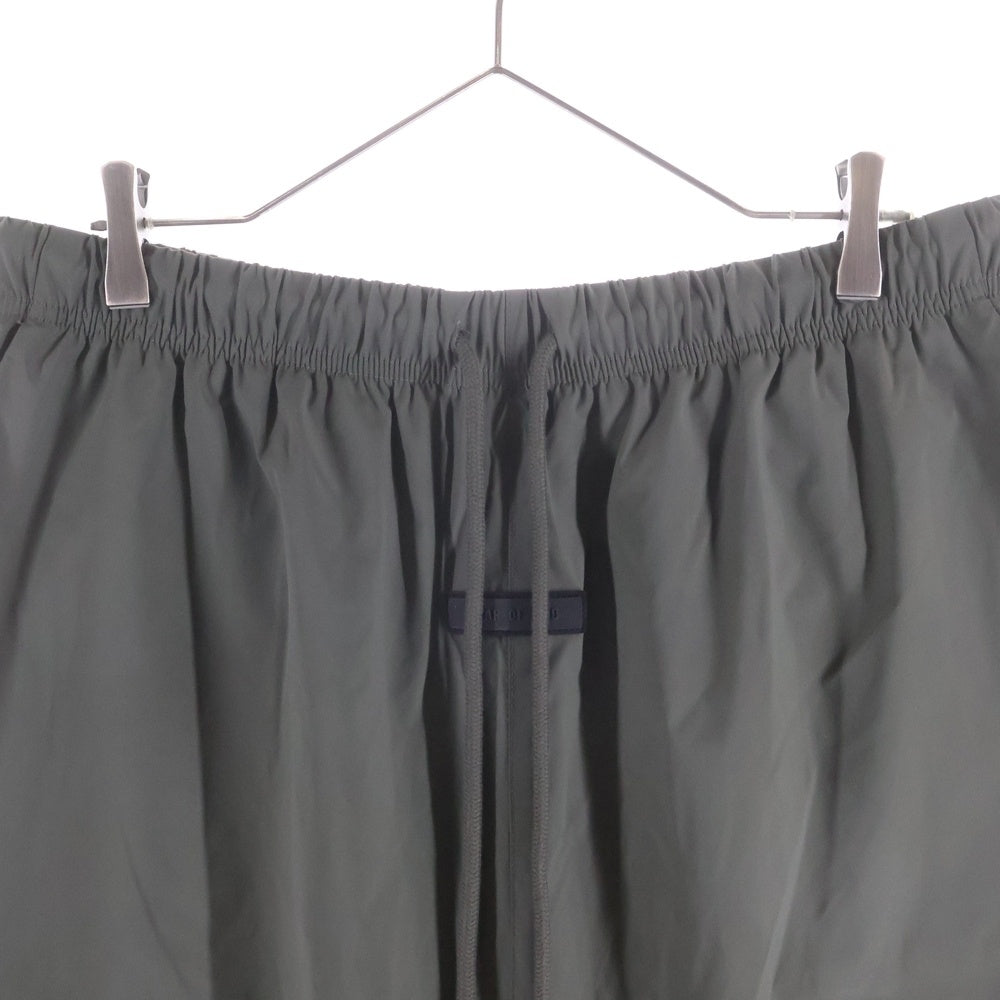 FEAR OF GOD ESSENTIALS(フィアオブゴッド エッセンシャルズ) SHORT PANTS ロゴパッチ ナイロンハーフパンツ ショートパンツ カーキ