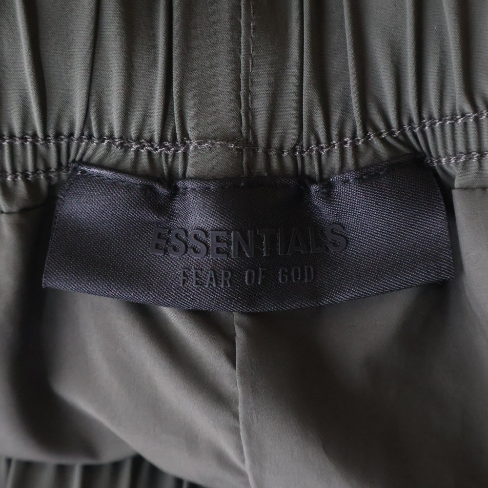 FEAR OF GOD ESSENTIALS(フィアオブゴッド エッセンシャルズ) SHORT PANTS ロゴパッチ ナイロンハーフパンツ ショートパンツ カーキ