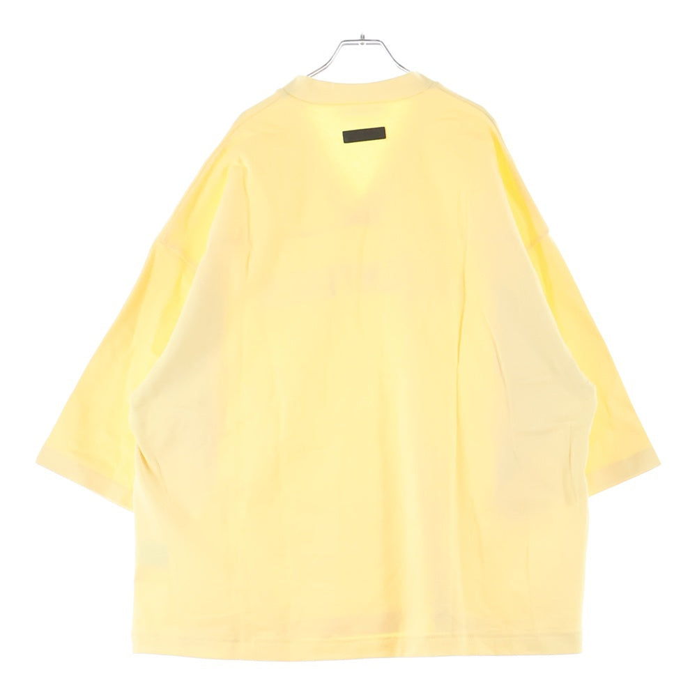 FEAR OF GOD ESSENTIALS(フィアオブゴッド エッセンシャルズ) FOOTBALL TEE Vネック ラバーロゴ フットボール半袖Tシャツ イエロー