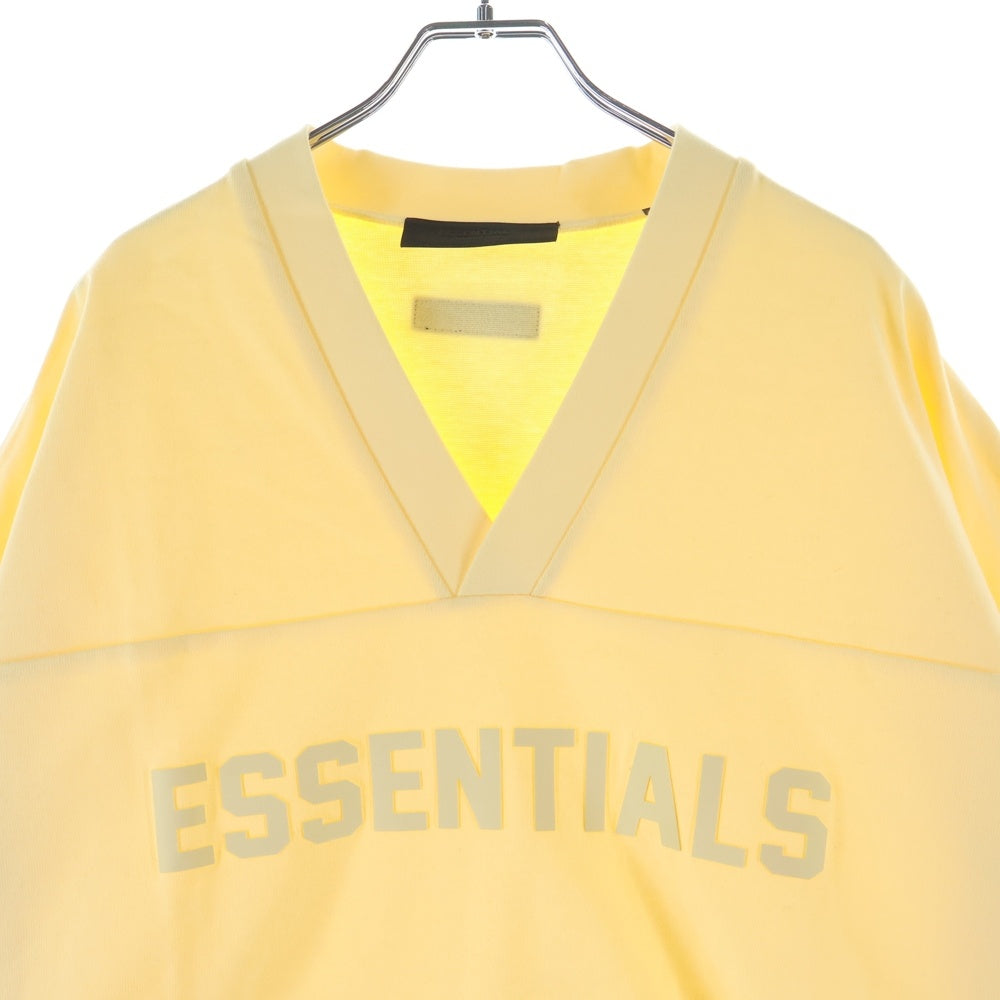 FEAR OF GOD ESSENTIALS(フィアオブゴッド エッセンシャルズ) FOOTBALL TEE Vネック ラバーロゴ フットボール半袖Tシャツ イエロー