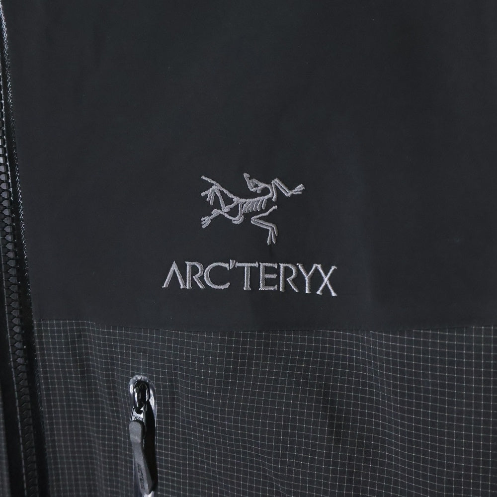 ARC'TERYX(アークテリクス) ALPHA JACKET アルファー エンブロイダリーデザイン フーデッド ジップアップ ナイロンジャケット ブラック X000006454