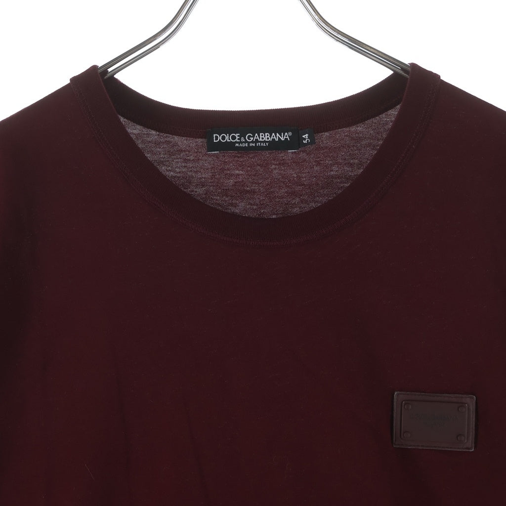 DOLCE & GABBANA(ドルチェアンドガッバーナ) フロントロゴデザインプレート クルーネック カットソー 半袖Tシャツ レッド