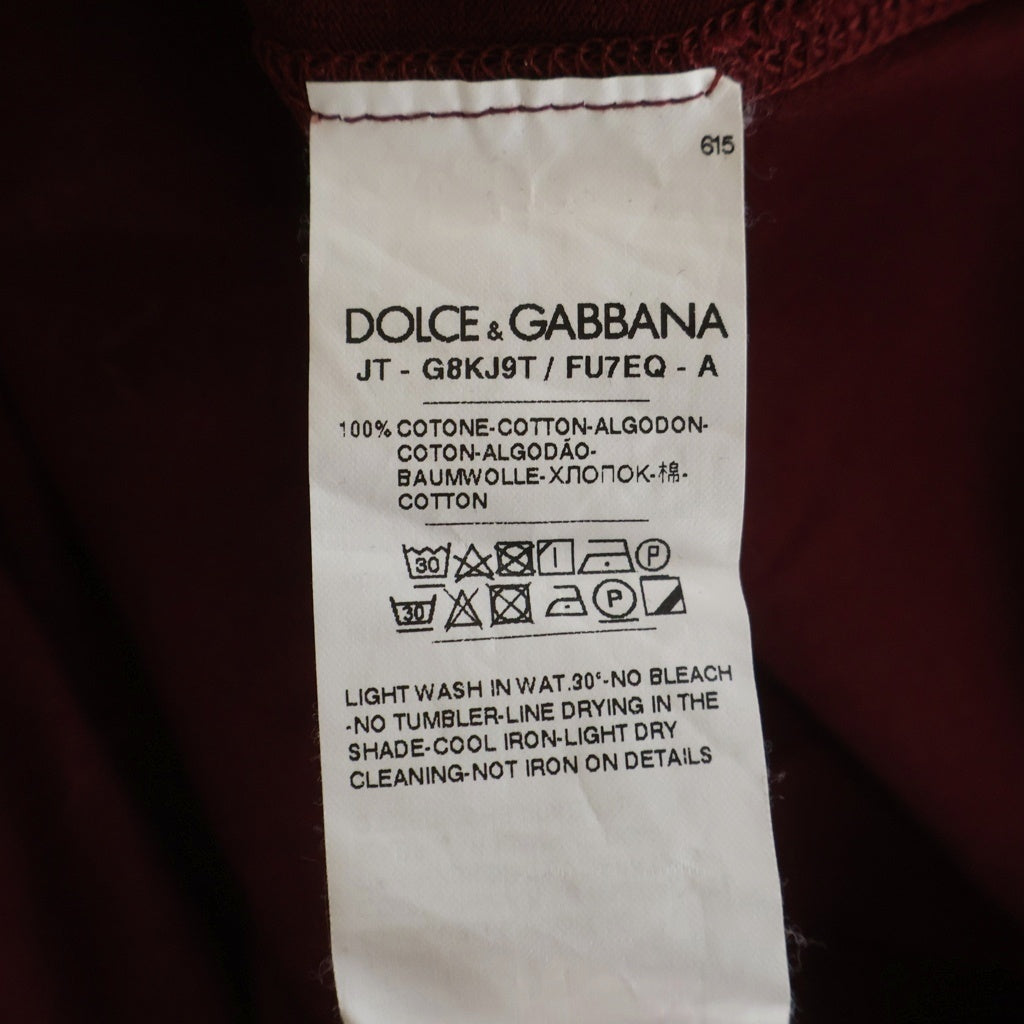 DOLCE & GABBANA(ドルチェアンドガッバーナ) フロントロゴデザインプレート クルーネック カットソー 半袖Tシャツ レッド