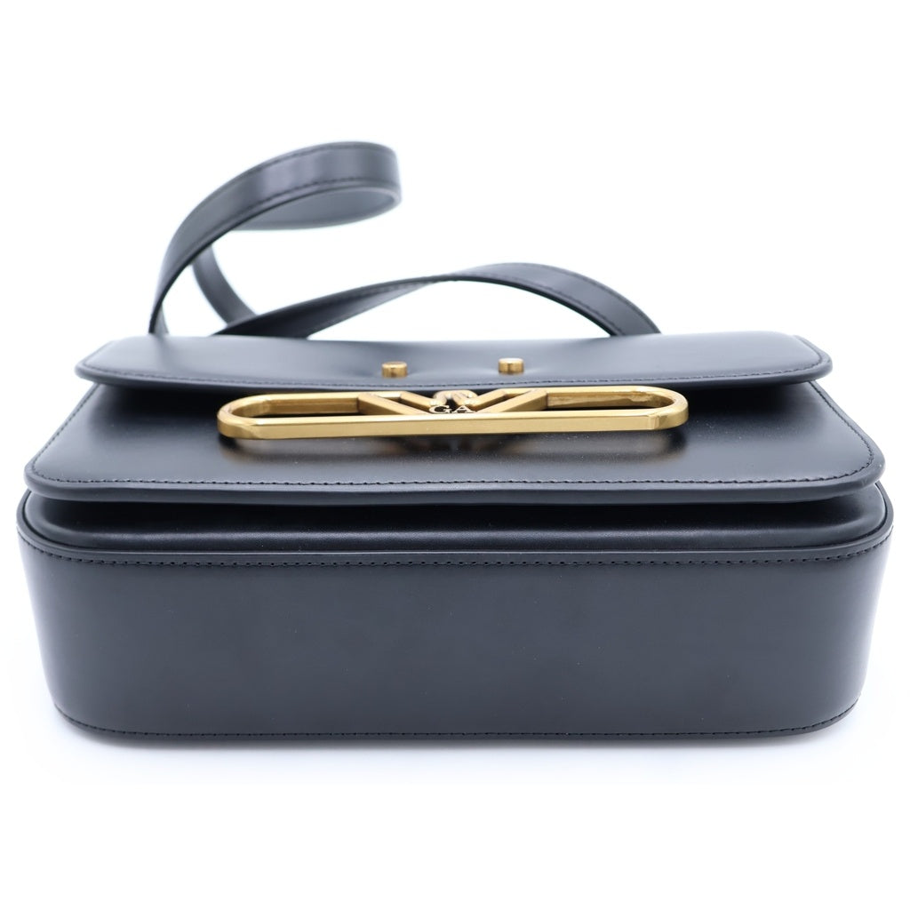 EMPORIO ARMANI EA7(エンポリオアルマーニイーエーセブン) ロゴプレートデザイン パテントレザー ショルダーバッグ ブラック Y3E251 レディース