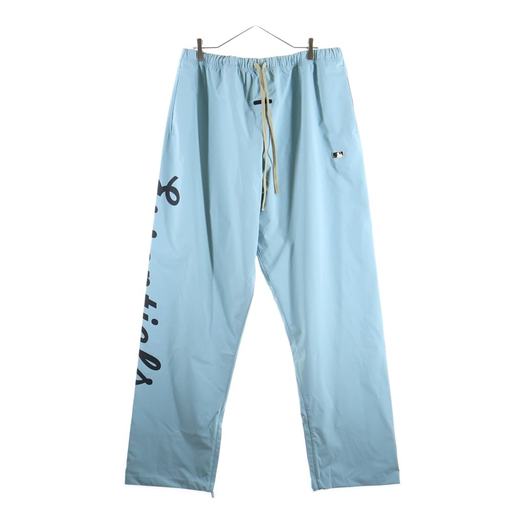 FEAR OF GOD ESSENTIALS(フィアオブゴッド エッセンシャルズ) ×MLB サイドプリント ナイロンパンツ ブルー