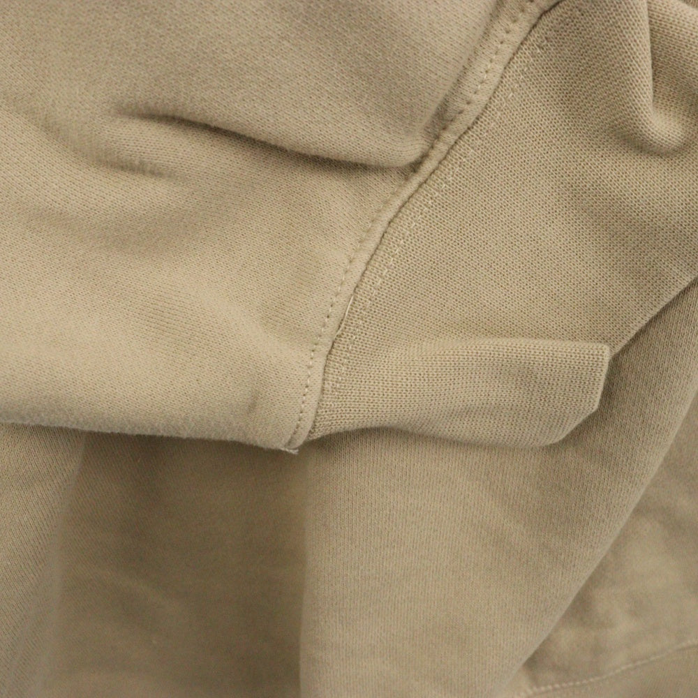 FEAR OF GOD ESSENTIALS(フィアオブゴッド エッセンシャルズ) MOCK NECK SWEAT SHIRT リフレクターロゴプリント モックネック長袖スウェットトレーナー ベージュ