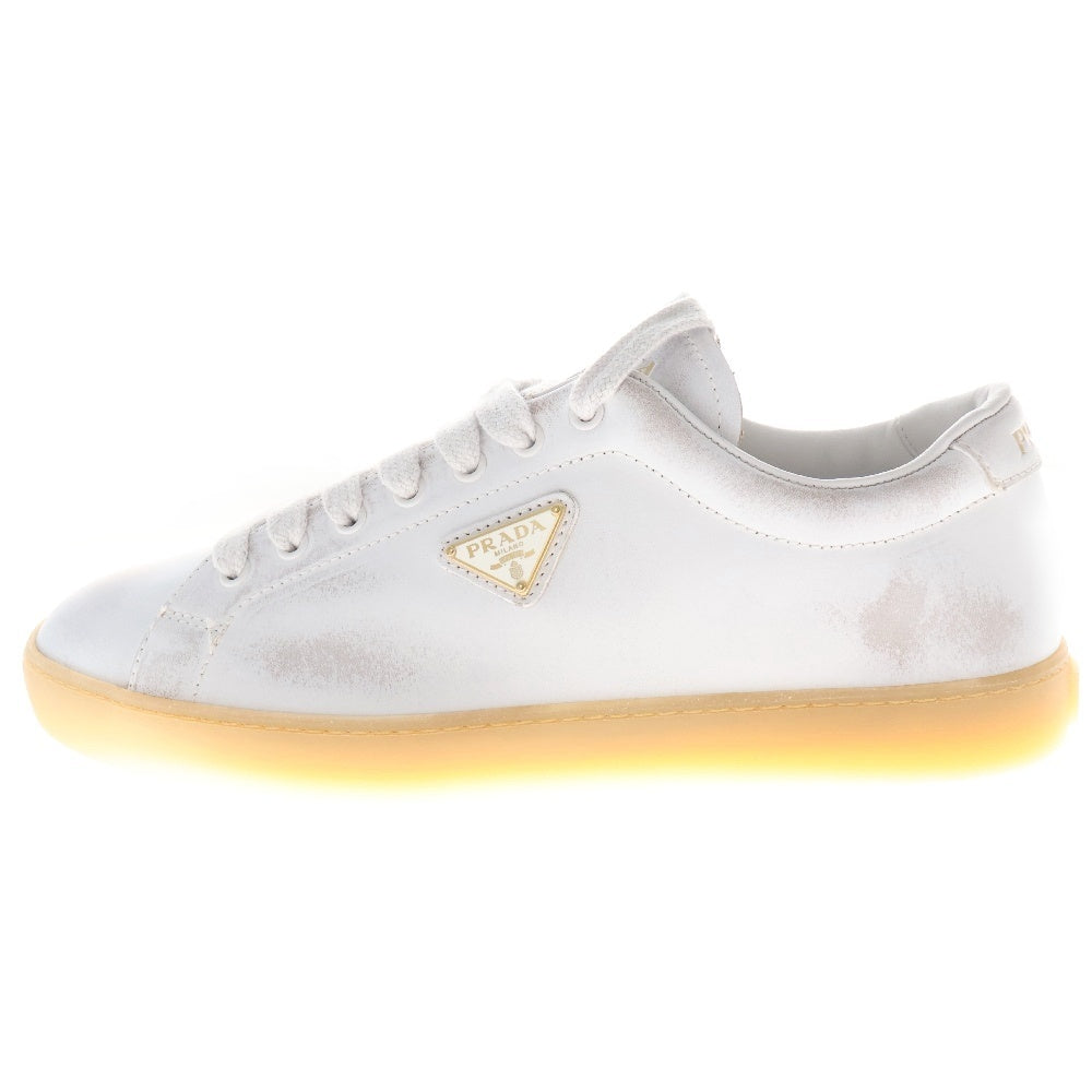 PRADA(プラダ) ユーズド加工 トライアングルロゴプレート レザースニーカー ローカットスニーカー ホワイト 2EE413
