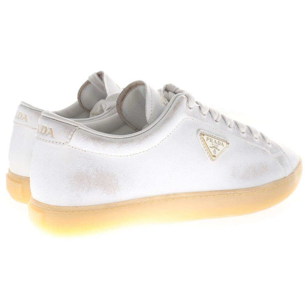 PRADA(プラダ) ユーズド加工 トライアングルロゴプレート レザースニーカー ローカットスニーカー ホワイト 2EE413
