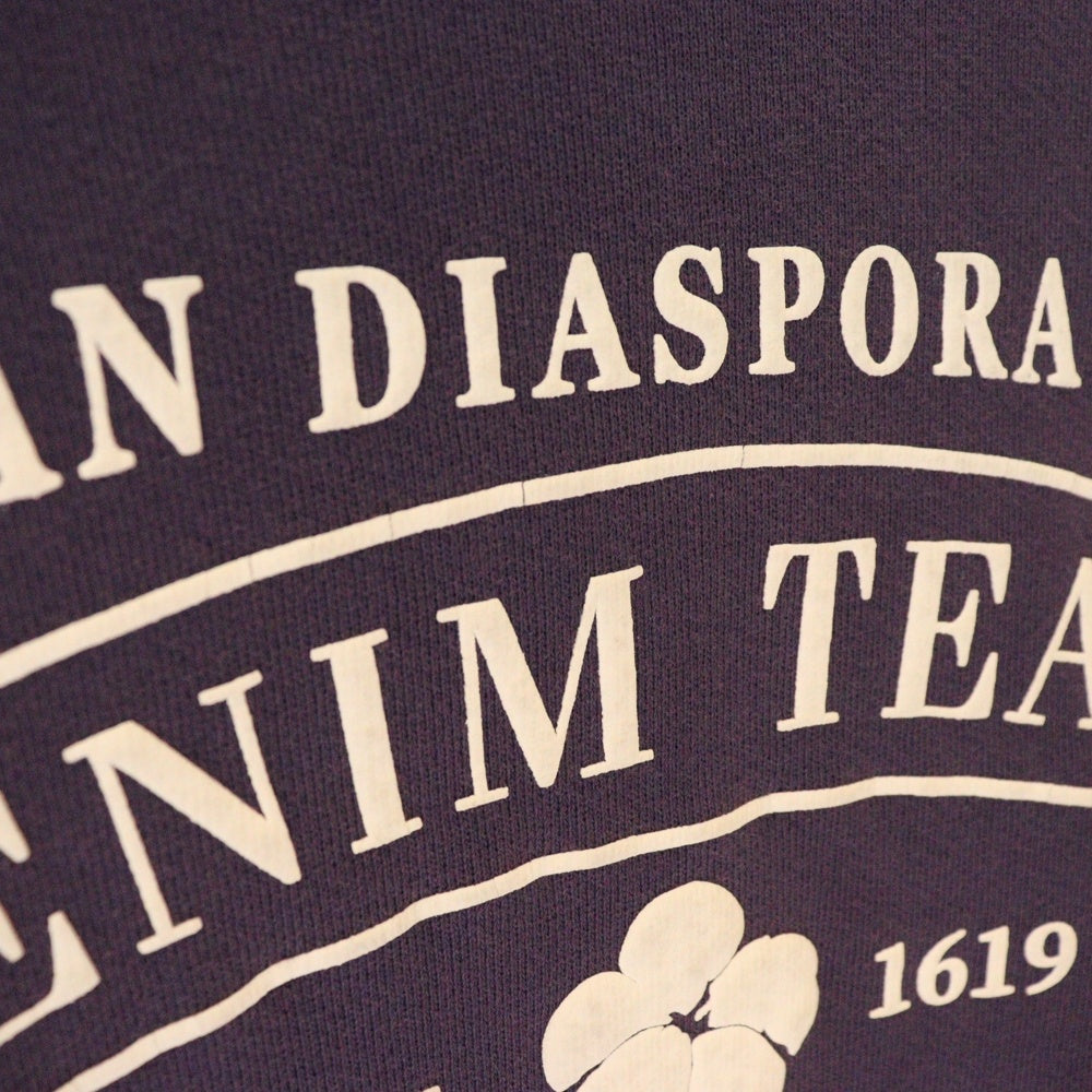 DENIM TEARS(デニムティアーズ) ロゴプリント プルオーバー スウェットパーカー パープル