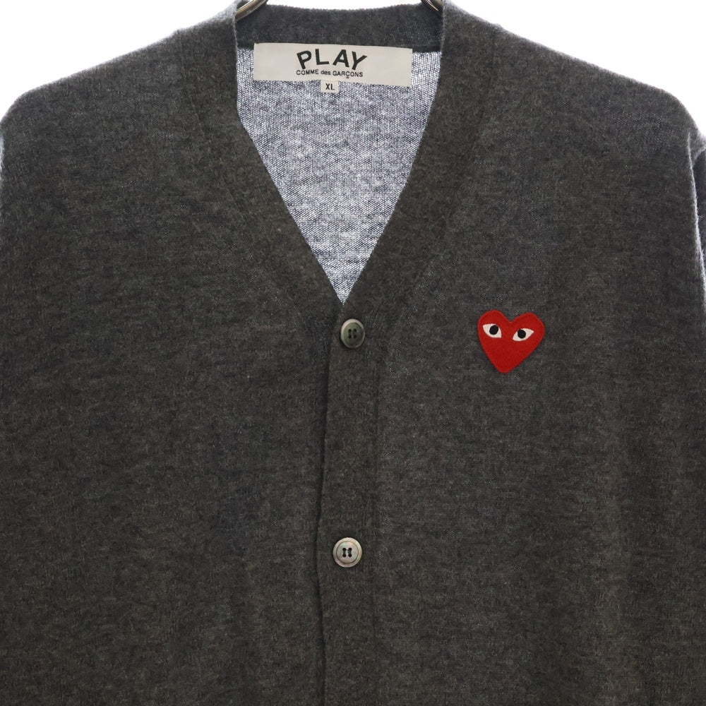 PLAY COMME des GARCONS(プレイコムデギャルソン) フロント ロゴエンブロイダリー Vネック カーディガン ニット グレー AX-N008
