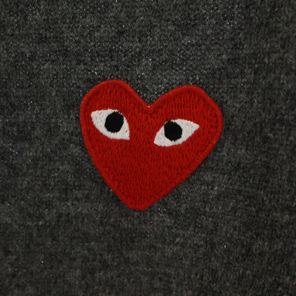 PLAY COMME des GARCONS(プレイコムデギャルソン) フロント ロゴエンブロイダリー Vネック カーディガン ニット グレー AX-N008