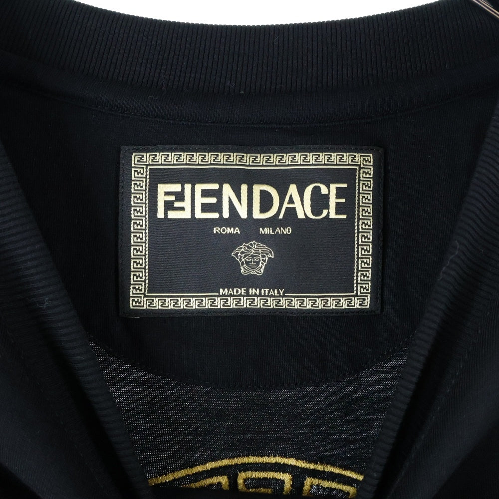 FENDI(フェンディ) ×VERSACE FENDACE ×ヴェルサーチ フェンダーチェ フロントロゴ刺繍 半袖Tシャツ ブラック FY1144 AKDV