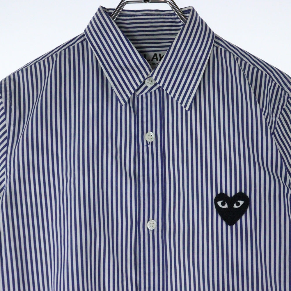 PLAY COMME des GARCONS(プレイコムデギャルソン) ストライプ フロントロゴデザイン 長袖シャツ ホワイト/ブルー