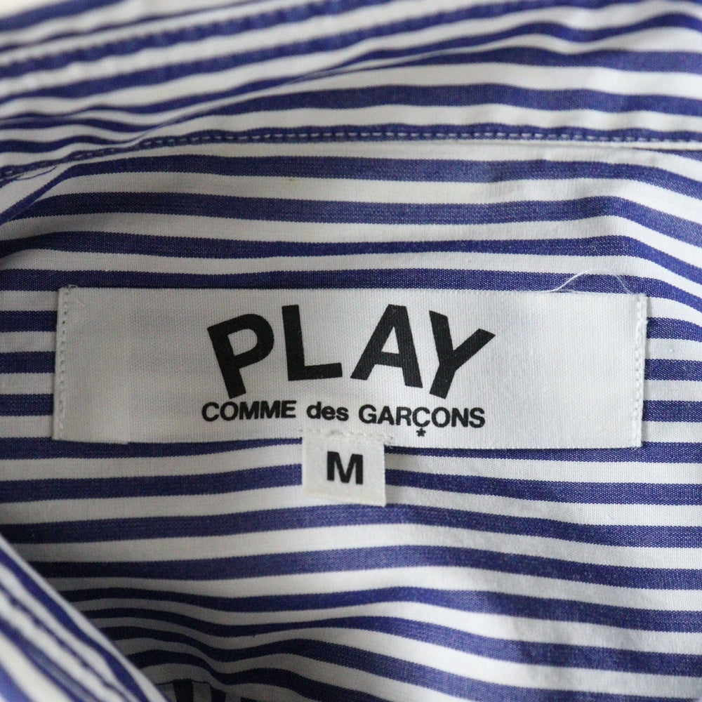 PLAY COMME des GARCONS(プレイコムデギャルソン) ストライプ フロントロゴデザイン 長袖シャツ ホワイト/ブルー