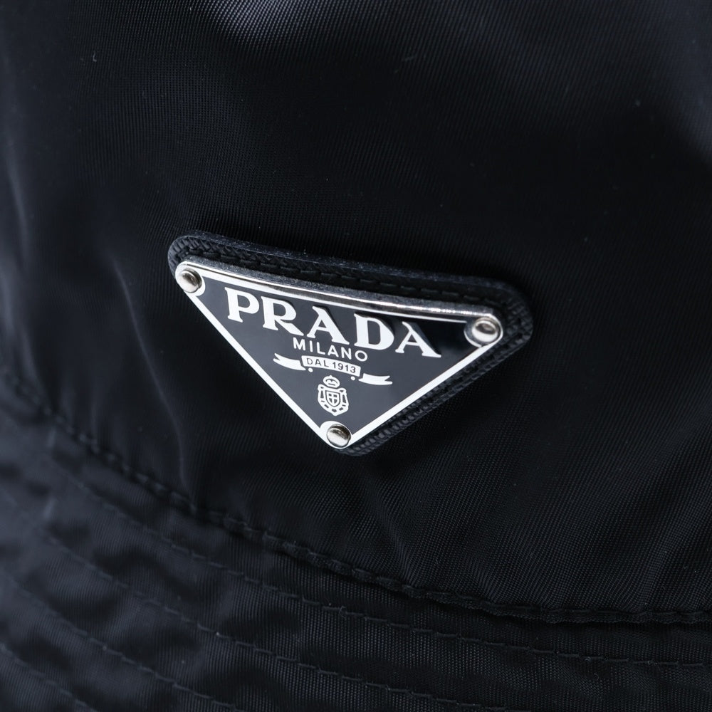 PRADA(プラダ) トライアングルロゴ プレート ナイロンバケットハット 帽子 ブラック