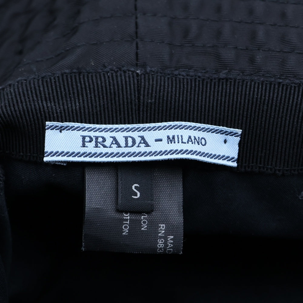 PRADA(プラダ) トライアングルロゴ プレート ナイロンバケットハット 帽子 ブラック