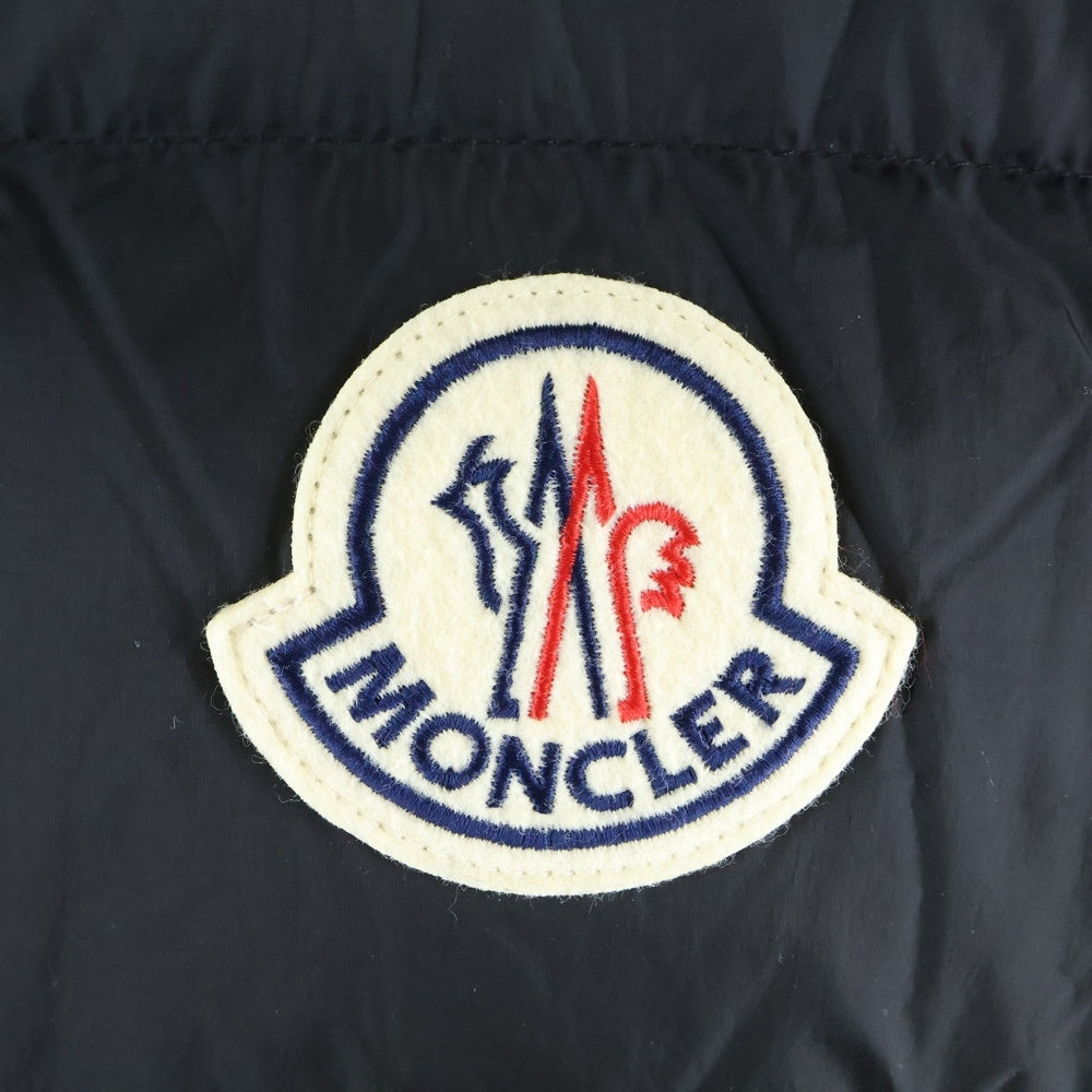 MONCLER(モンクレール) 23AW ALMAZ フロントロゴワッペン ジップアップ ダウンベスト ジャケット I20911A00077