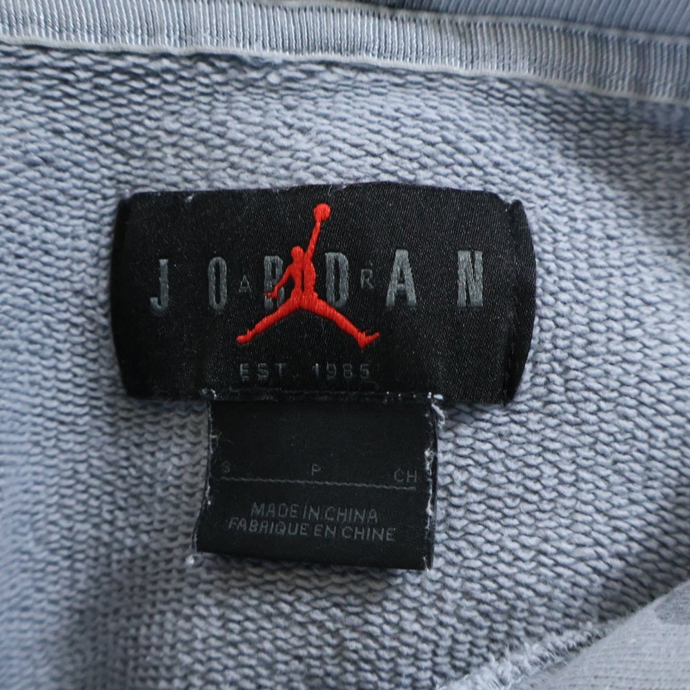 JORDAN BRAND(ジョーダンブランド) ×A Ma Maniere ア マ マニエール 総柄 フロントロゴ刺繍 プルオーバーパーカー ライトブルー DJ9753-464