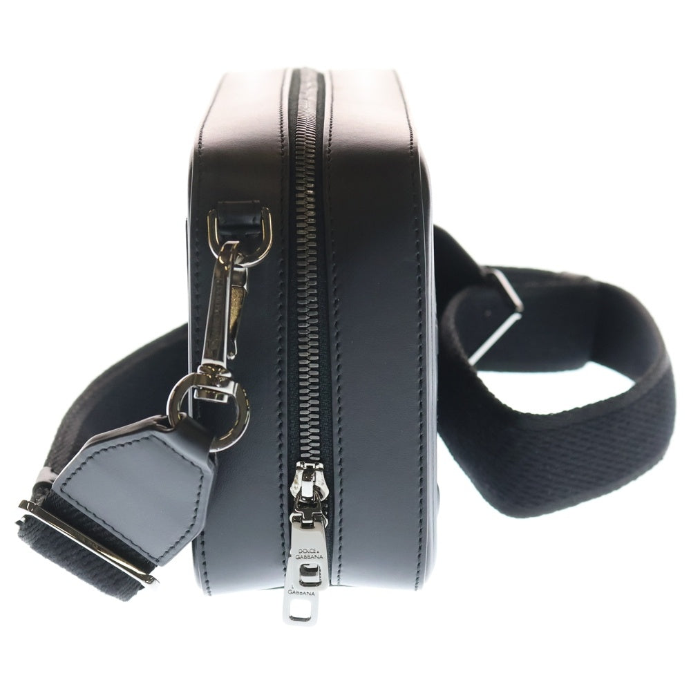 DOLCE & GABBANA(ドルチェアンドガッバーナ) クロスボディバッグ カーフスキン レリーフロゴ ショルダーバッグ ブラック