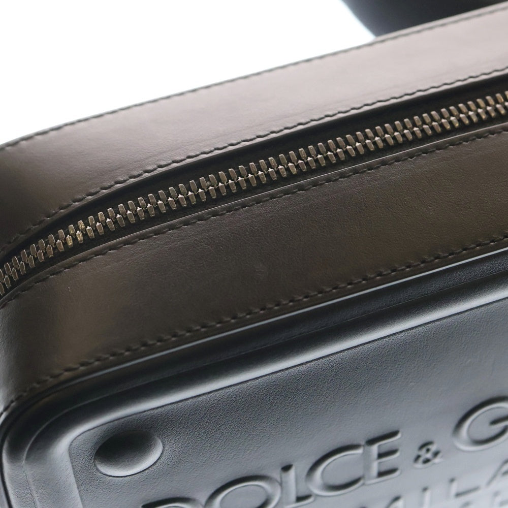 DOLCE & GABBANA(ドルチェアンドガッバーナ) クロスボディバッグ カーフスキン レリーフロゴ ショルダーバッグ ブラック