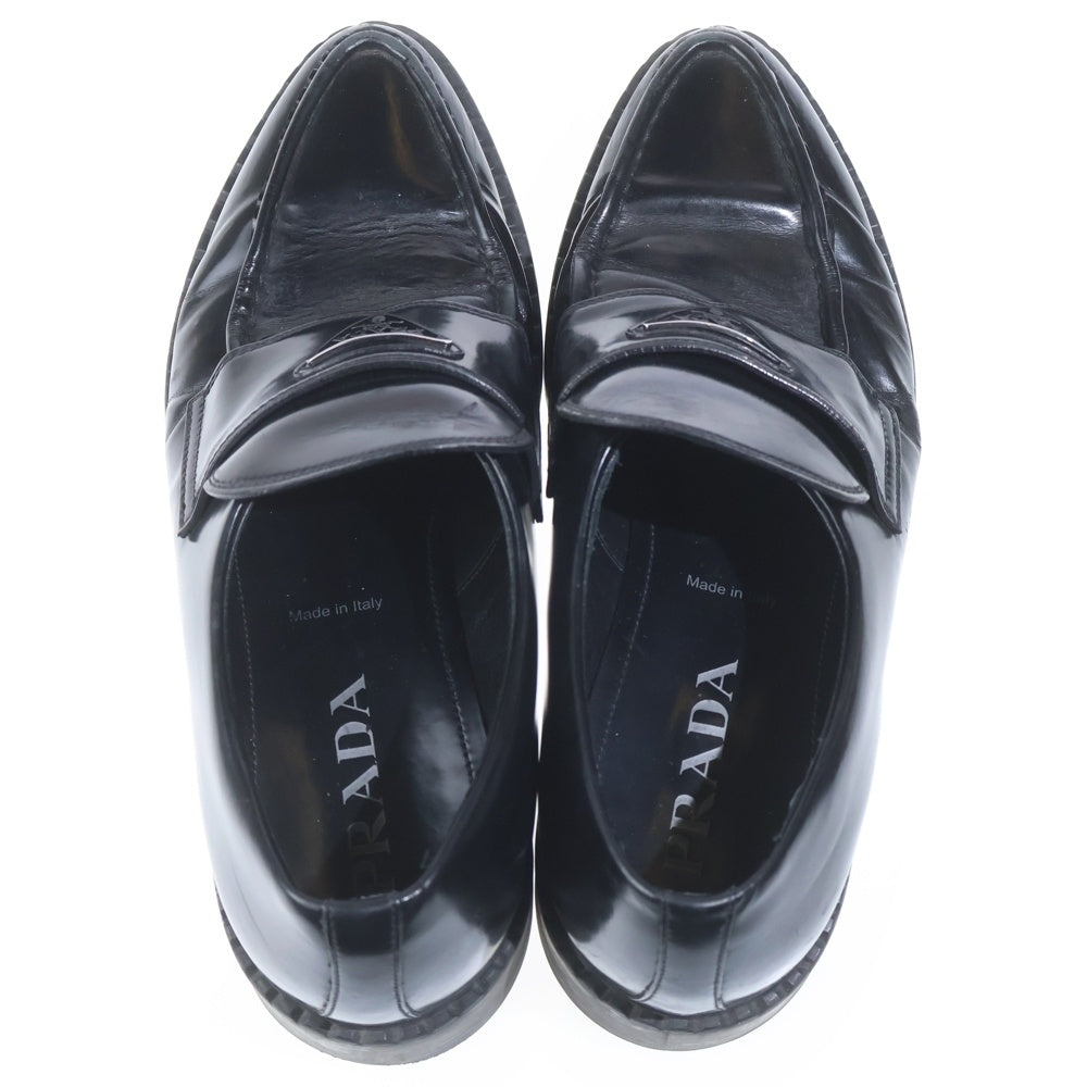 PRADA(プラダ) トライアングルロゴプレート ブラッシュドレザー ローファー ブラック 2DE131