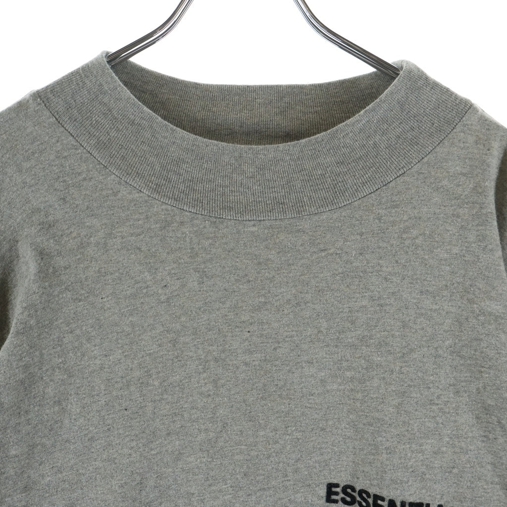 FEAR OF GOD ESSENTIALS(フィアオブゴッド エッセンシャルズ) Felt Logo Mockneck L/S Tee フェルトロゴモックネックロングスリーブTシャツ 長袖Tシャツ カットソー グレー