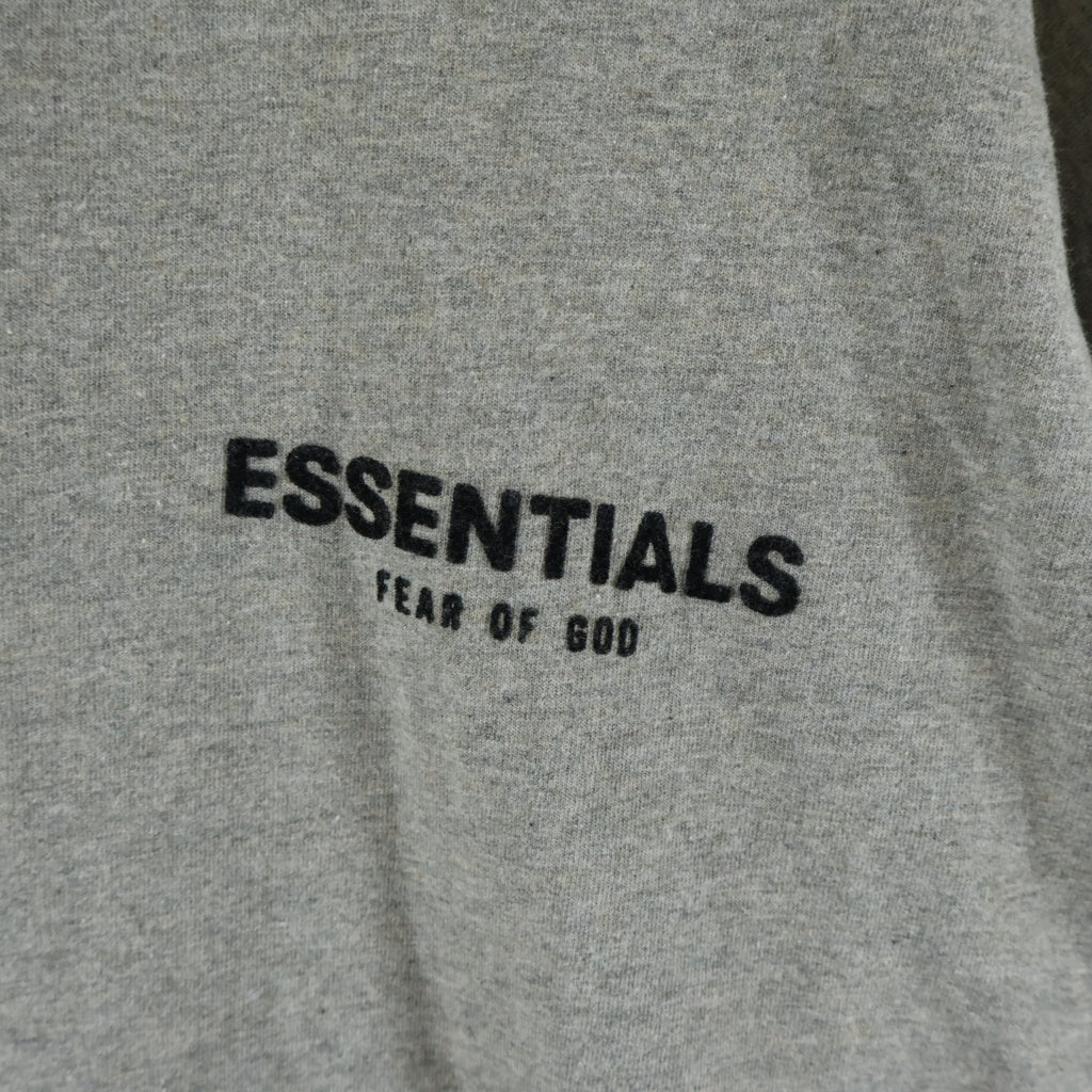 FEAR OF GOD ESSENTIALS(フィアオブゴッド エッセンシャルズ) Felt Logo Mockneck L/S Tee フェルトロゴモックネックロングスリーブTシャツ 長袖Tシャツ カットソー グレー