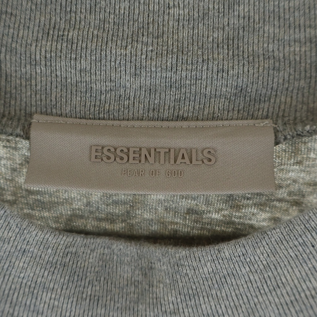FEAR OF GOD ESSENTIALS(フィアオブゴッド エッセンシャルズ) Felt Logo Mockneck L/S Tee フェルトロゴモックネックロングスリーブTシャツ 長袖Tシャツ カットソー グレー