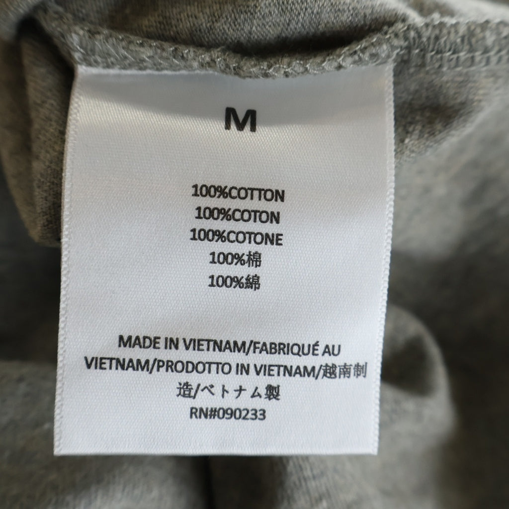 FEAR OF GOD ESSENTIALS(フィアオブゴッド エッセンシャルズ) Felt Logo Mockneck L/S Tee フェルトロゴモックネックロングスリーブTシャツ 長袖Tシャツ カットソー グレー