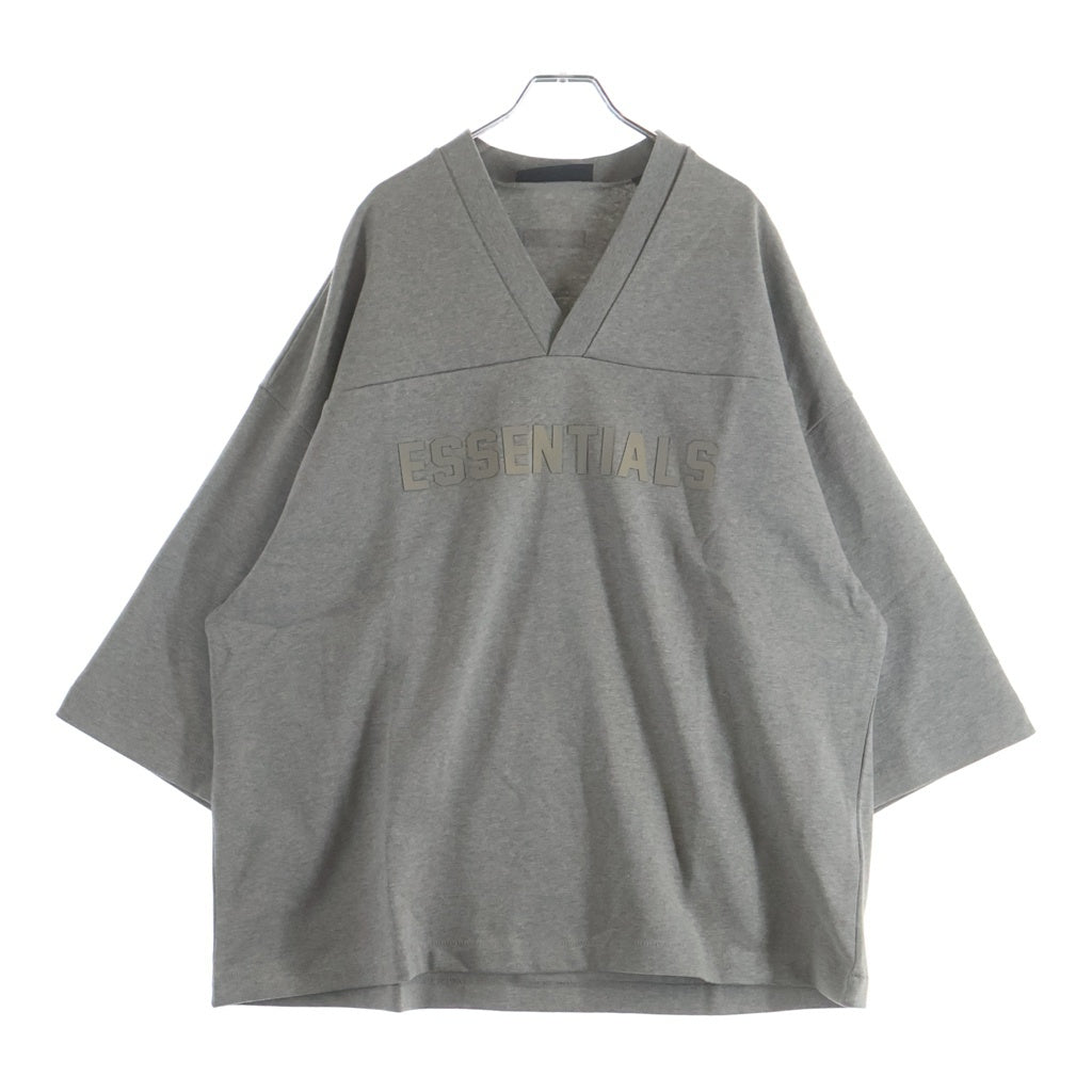 FEAR OF GOD ESSENTIALS(フィアオブゴッド エッセンシャルズ) Football Tee フットボールティー ラバーロゴVネックラグラン7分袖Tシャツ グレー
