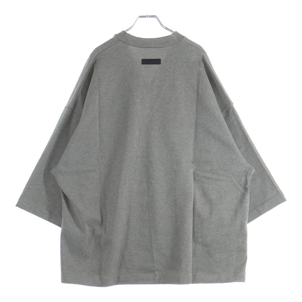 FEAR OF GOD ESSENTIALS(フィアオブゴッド エッセンシャルズ) Football Tee フットボールティー ラバーロゴVネックラグラン7分袖Tシャツ グレー