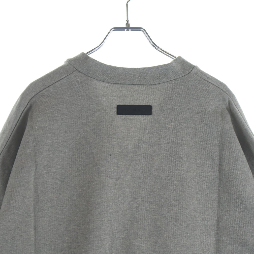FEAR OF GOD ESSENTIALS(フィアオブゴッド エッセンシャルズ) Football Tee フットボールティー ラバーロゴVネックラグラン7分袖Tシャツ グレー