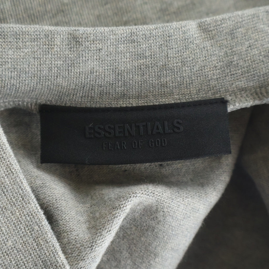 FEAR OF GOD ESSENTIALS(フィアオブゴッド エッセンシャルズ) Football Tee フットボールティー ラバーロゴVネックラグラン7分袖Tシャツ グレー