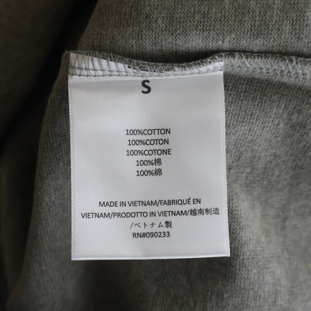 FEAR OF GOD ESSENTIALS(フィアオブゴッド エッセンシャルズ) Football Tee フットボールティー ラバーロゴVネックラグラン7分袖Tシャツ グレー