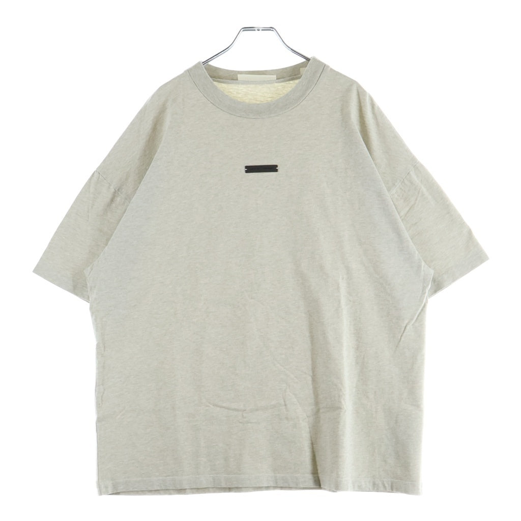 FEAR OF GOD ESSENTIALS(フィアオブゴッド エッセンシャルズ) Rubber Stitch Logo Crewneck S/S Tee ラバーステッチロゴクルーネック半袖Tシャツ カットソー ライトベージュ