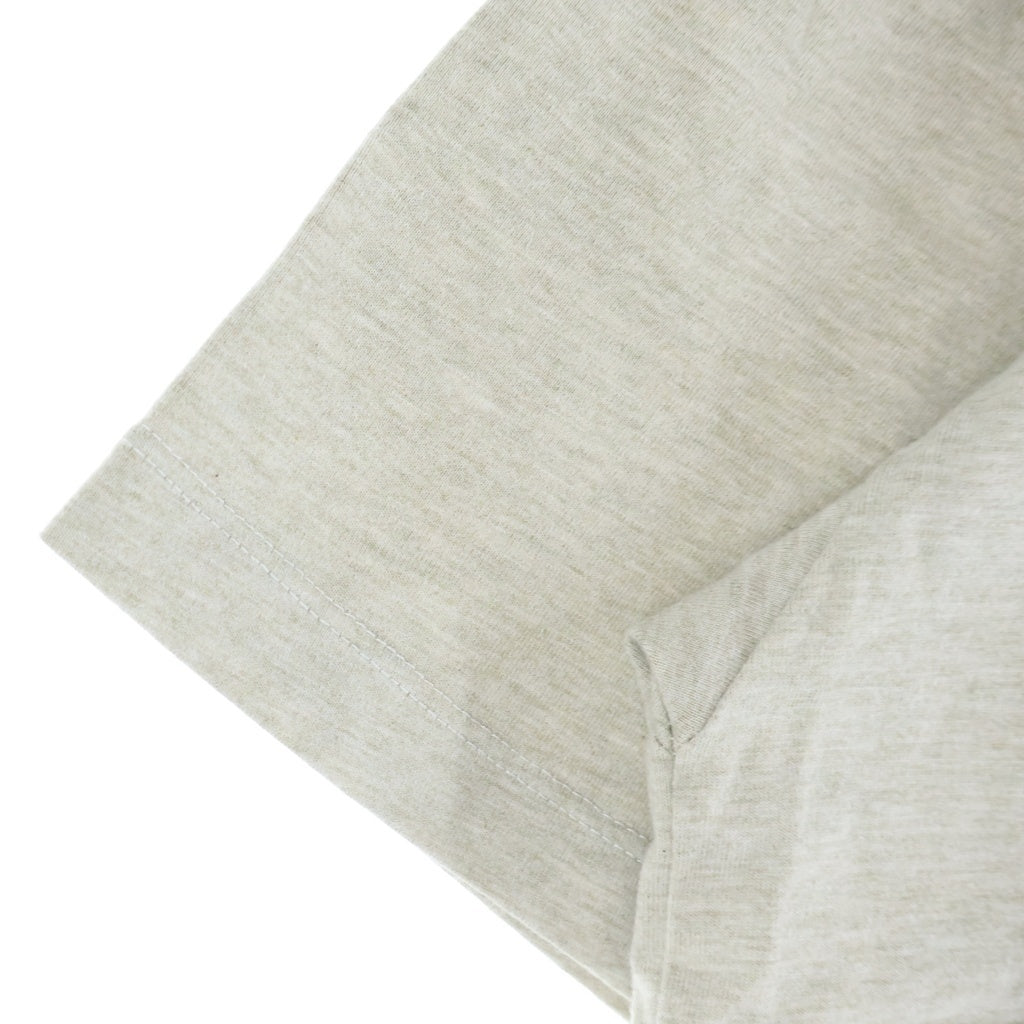 FEAR OF GOD ESSENTIALS(フィアオブゴッド エッセンシャルズ) Rubber Stitch Logo Crewneck S/S Tee ラバーステッチロゴクルーネック半袖Tシャツ カットソー ライトベージュ