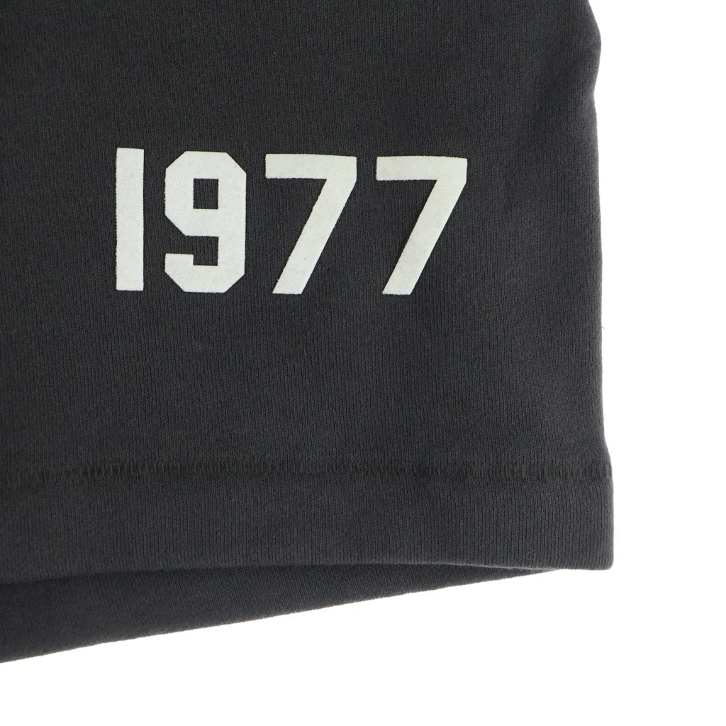 FEAR OF GOD ESSENTIALS(フィアオブゴッド エッセンシャルズ) 1977 Logo Sweat Shorts フェルトロゴスウェットショーツ ハーフパンツ ダークブラウン