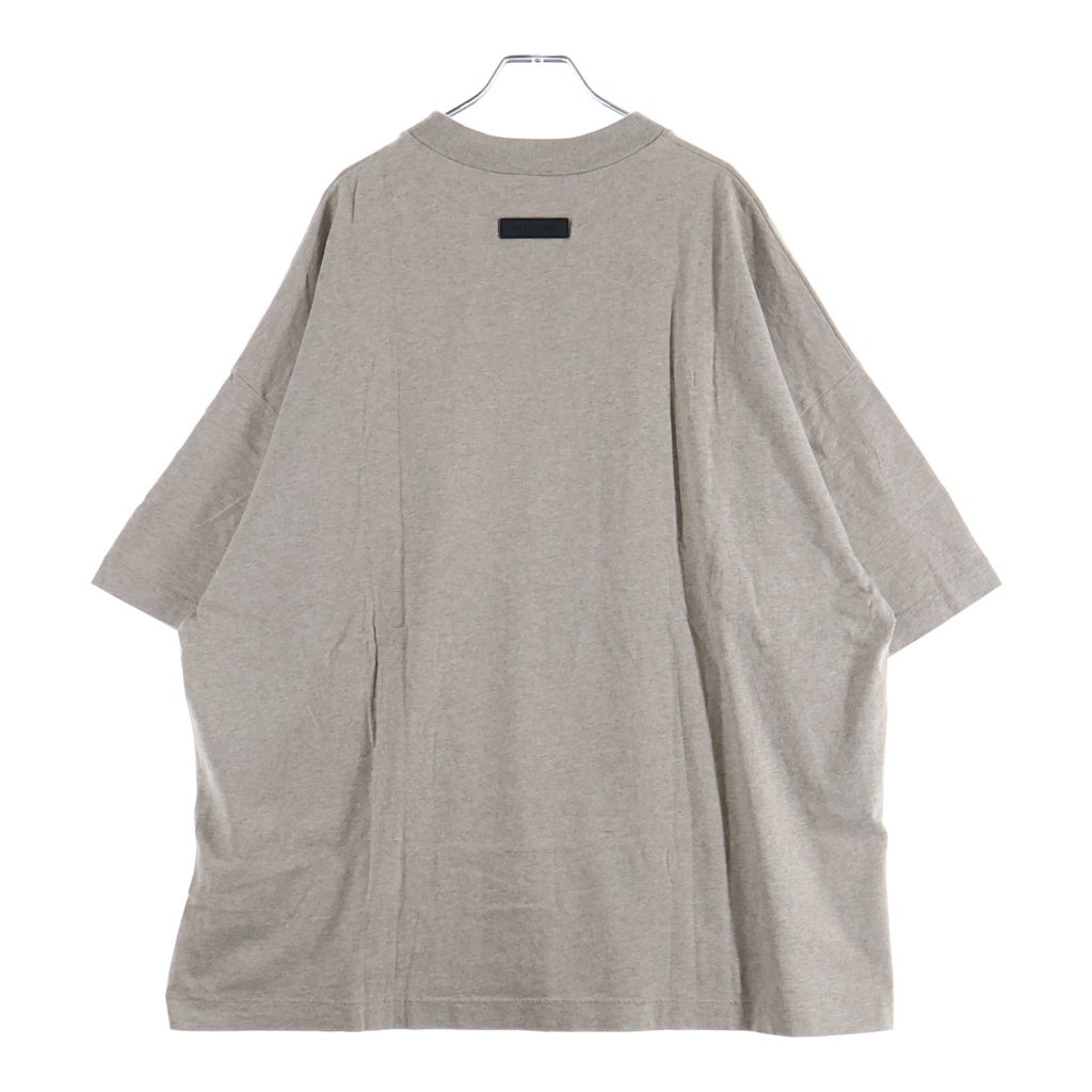 FEAR OF GOD ESSENTIALS(フィアオブゴッド エッセンシャルズ) Rubber Logo S/S T-Shirts ラバーロゴTシャツ クルーネック半袖Tシャツ ベージュ