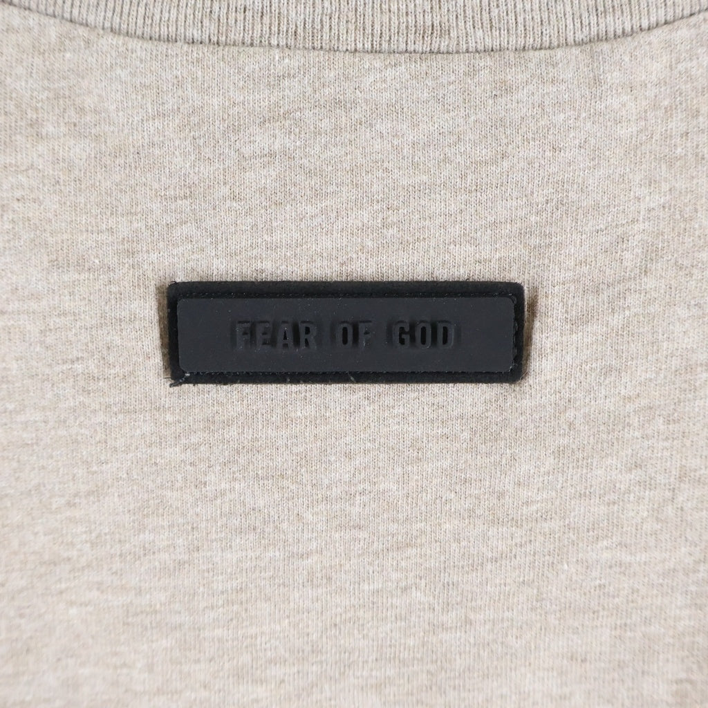 FEAR OF GOD ESSENTIALS(フィアオブゴッド エッセンシャルズ) Rubber Logo S/S T-Shirts ラバーロゴTシャツ クルーネック半袖Tシャツ ベージュ