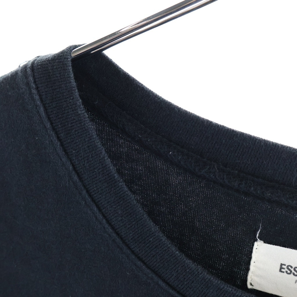 FEAR OF GOD ESSENTIALS(フィアオブゴッド エッセンシャルズ) LOGO S/S TEE フロントプリントクルーネック半袖Tシャツ ブラック