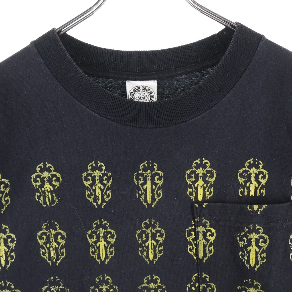 CHROME HEARTS(クロムハーツ) OLD VINE DAGGER BACK BS FLUER S/S TEE ヴァインダガー総柄プリントクルーネック半袖ポケットTシャツ ブラック