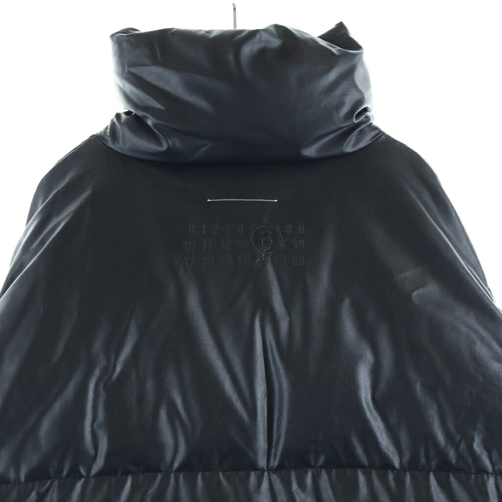 MM6 Maison Margiela(エムエムシックスメゾンマルジェラ) 24AW Eco Leather Short Puffer Down Jacket エコレザーショートパファーダウンジャケット フェイクレザークロップドダウンジャケット S52AM0304 S53057 ブラック