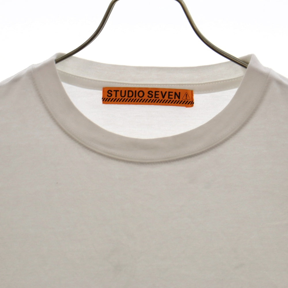 STUDIO SEVEN(スタジオセブン) フロントフローラルロゴクルーネック半袖Tシャツ ホワイト