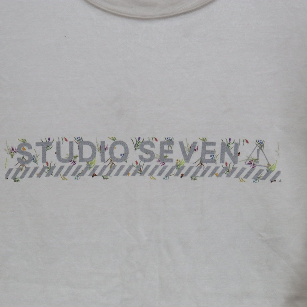 STUDIO SEVEN(スタジオセブン) フロントフローラルロゴクルーネック半袖Tシャツ ホワイト