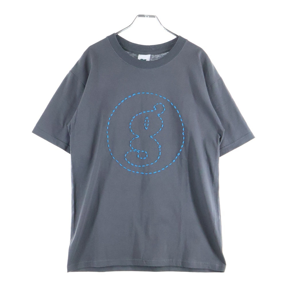 GOODENOUGH(グッドイナフ) Front stitch logo tee グラム g 刺繍 フロント ロゴ Tシャツ チャコール