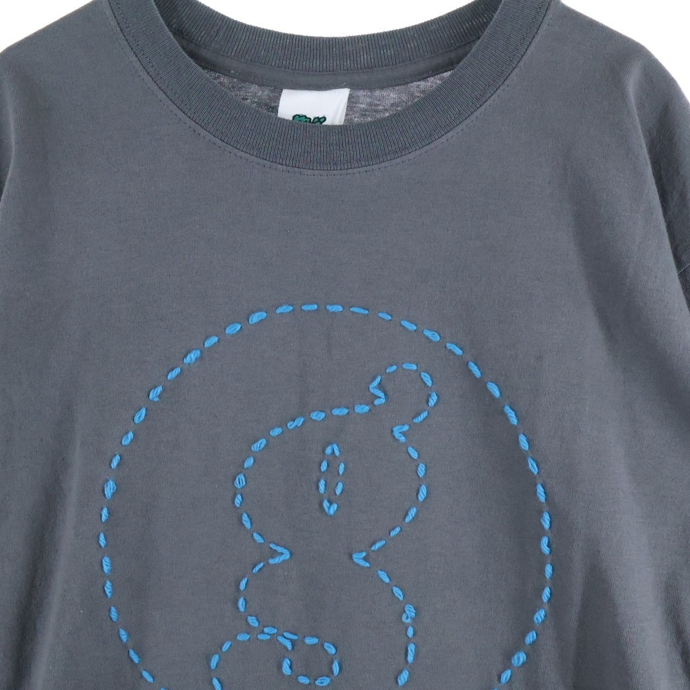 GOODENOUGH(グッドイナフ) Front stitch logo tee グラム g 刺繍 フロント ロゴ Tシャツ チャコール