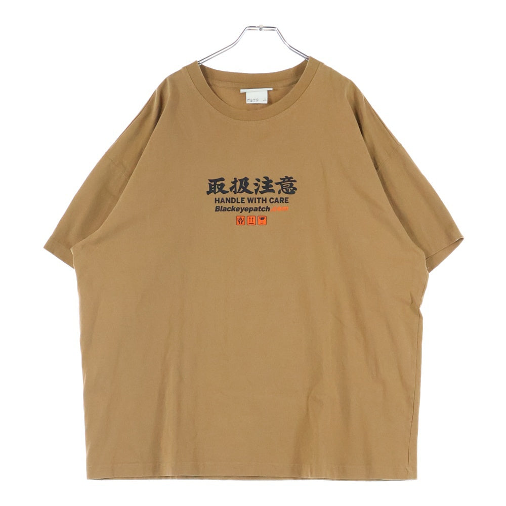 THE BLACK EYE PATCH(ブラックアイパッチ) ×H&M 取扱注意 フロントロゴプリント 半袖Tシャツカットソー ブラウン