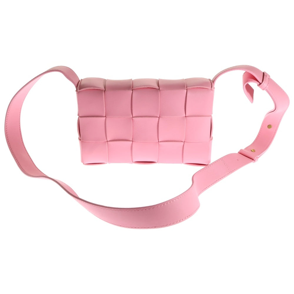 BOTTEGA VENETA(ボッテガヴェネタ) SMALL CASSETTE スモール カセット マキシイントレチャート ラムスキン レザー ショルダーバッグ クロスボディーバッグ ピンク 730848