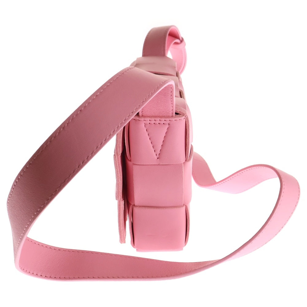 BOTTEGA VENETA(ボッテガヴェネタ) SMALL CASSETTE スモール カセット マキシイントレチャート ラムスキン レザー ショルダーバッグ クロスボディーバッグ ピンク 730848